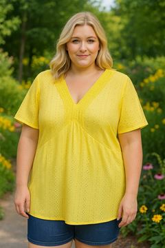 Immagine di CURVY GIRL PLAIN TOP WITH LACE NECKLINE